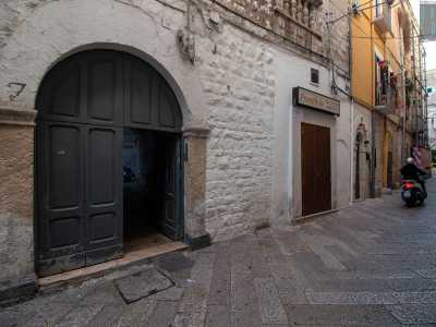 ...e accanto al noto panificio Santa Rita, si trova un anonimo portone grigio quasi sempre aperto
